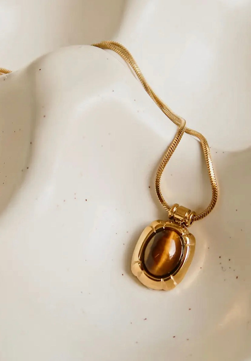 1 ct Gold necklace with a pendant on a mannequin bust.